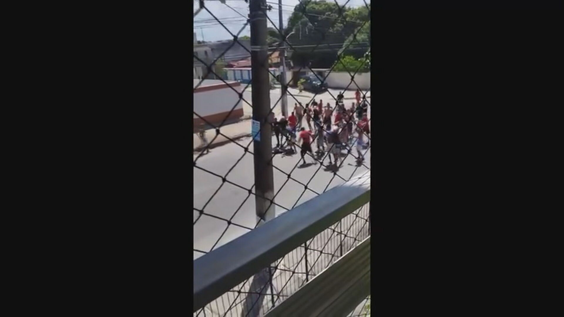 Brigas nos arredores de prévia em Olinda acabam com 29 pessoas na delegacia e duas pessoas no hospital; VÍDEO mostra confusão