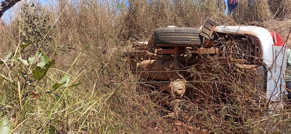 Caminhonete também foi parar fora da rodovia — Foto: Divulgação/Bombeiros