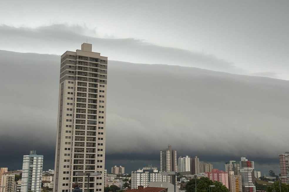 Nuvem cumulonimbus, que parece “engolir” Presidente Prudente, é observada na manhã desta segunda-feira (17) — Foto: Emerson Sanchez/TV Tem