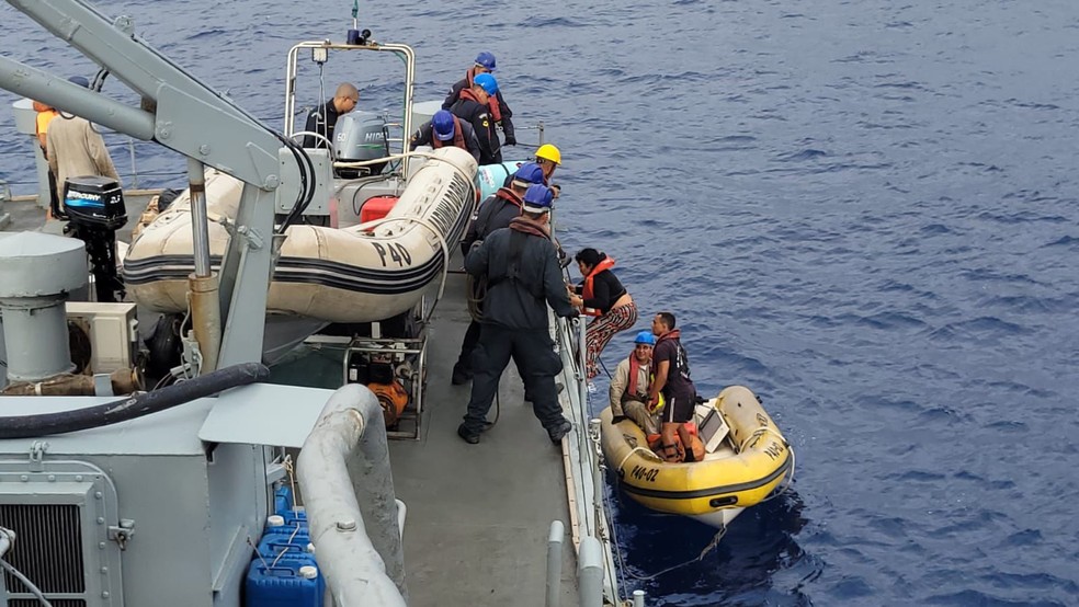 Tripulantes de barco que ficou à deriva foram resgatados a 175 km de Natal — Foto: Marinha do Brasil/Divulgação
