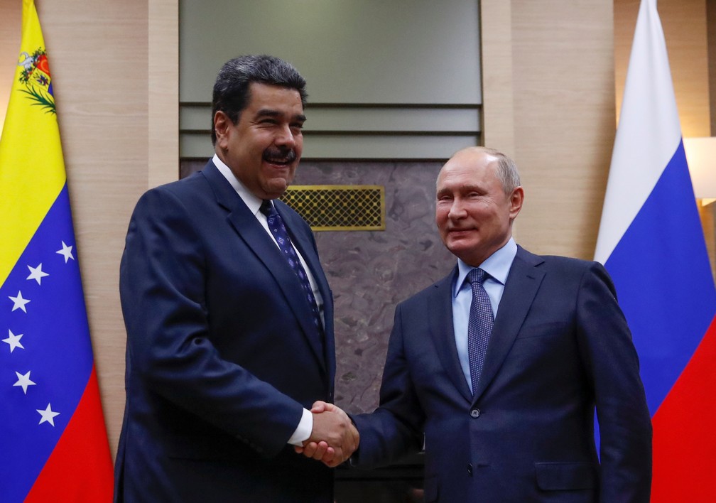 Nicolás Maduro e Vladimir Putin, presidentes de Venezuela e Rússia, se cumprimentam em reunião em Moscou — Foto: Maxim Shemetov/Reuters