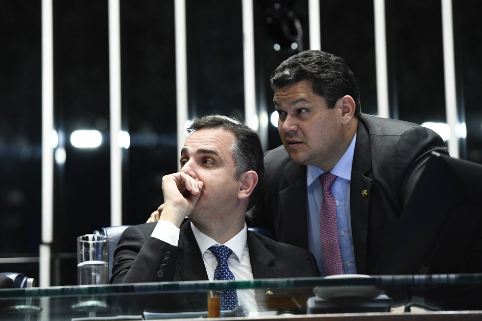 O presidente do Senado, Rodrigo Pacheco (PSD-MG), e o senador Davi Alcolumbre (União-AP). — Foto: Roque de Sá/Agência Senado