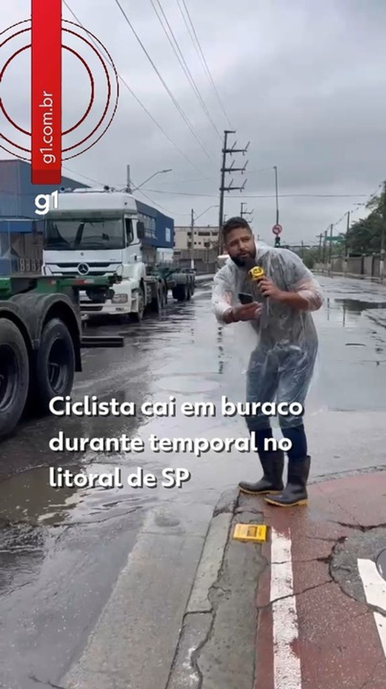 Ciclista é flagrado caindo em buraco alagado durante gravação de vídeo no litoral de SP