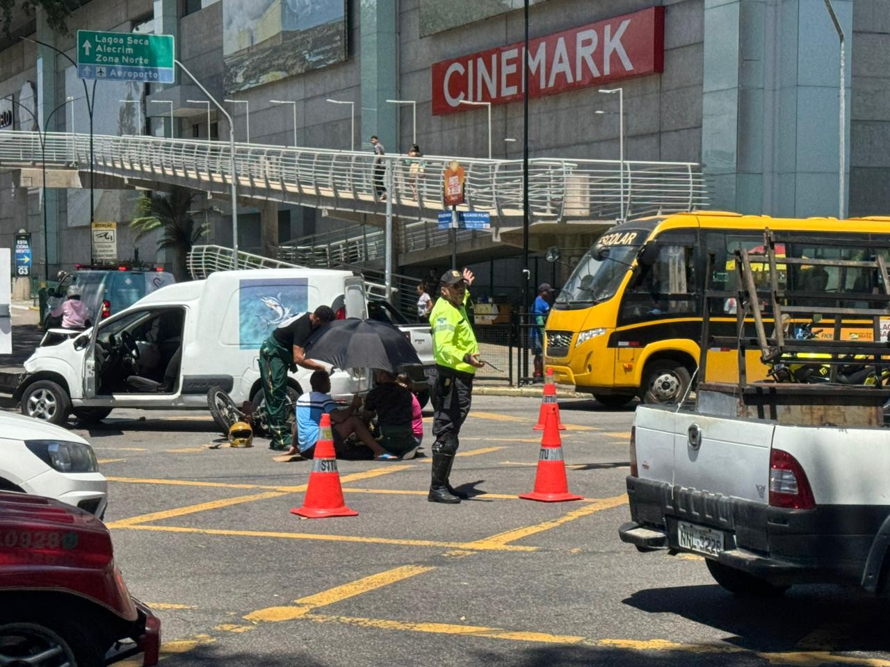 Ambulância com paciente se envolve em acidente com carro e moto em cruzamento de avenidas em Natal