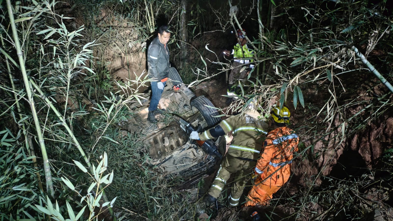 Passageira morre após carro cair em barranco de 20 metros na MG-126; motorista é preso por embriaguez