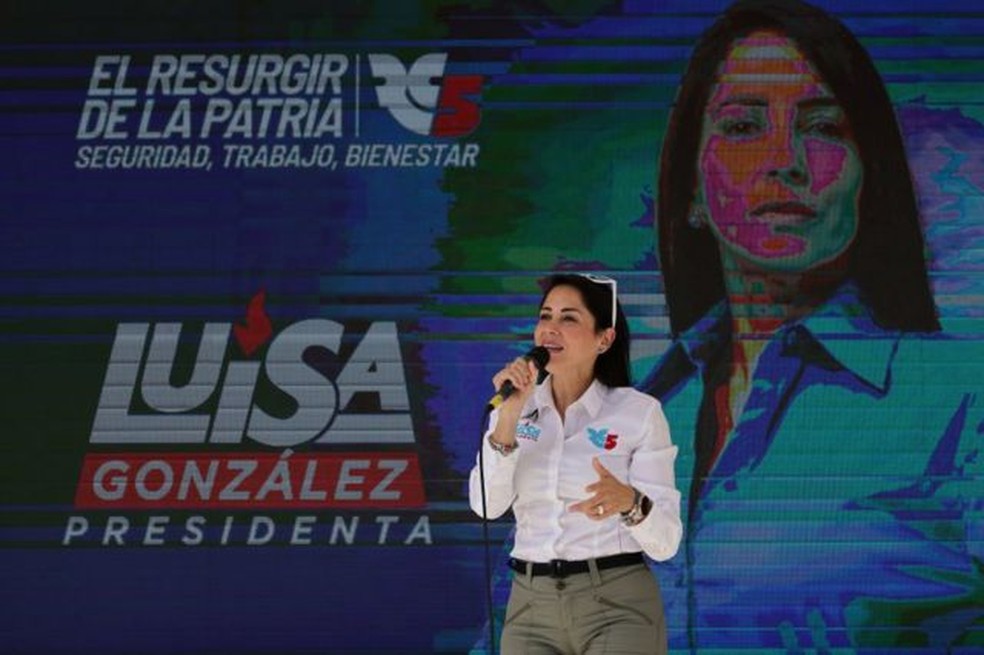 Ex-ministra Luisa González, que lidera pesquisas de intenção de voto para presidência, deu a entender que é contra fim da exploração de petróleo — Foto: Getty Images via BBC