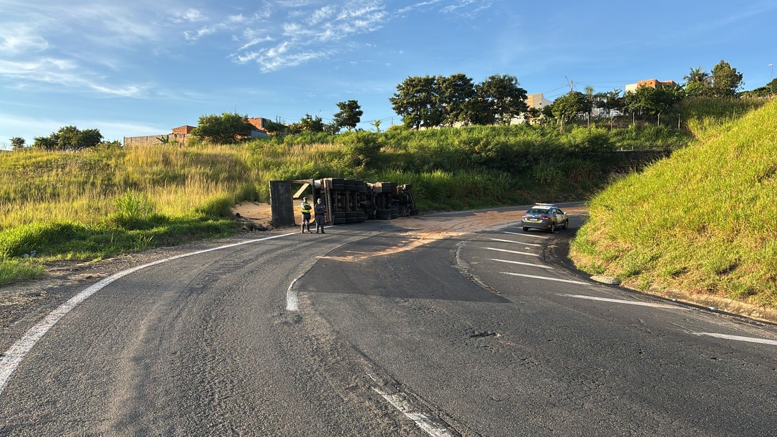 Motorista morre após carreta com soja tombar na Rodovia D. Pedro I, em Campinas