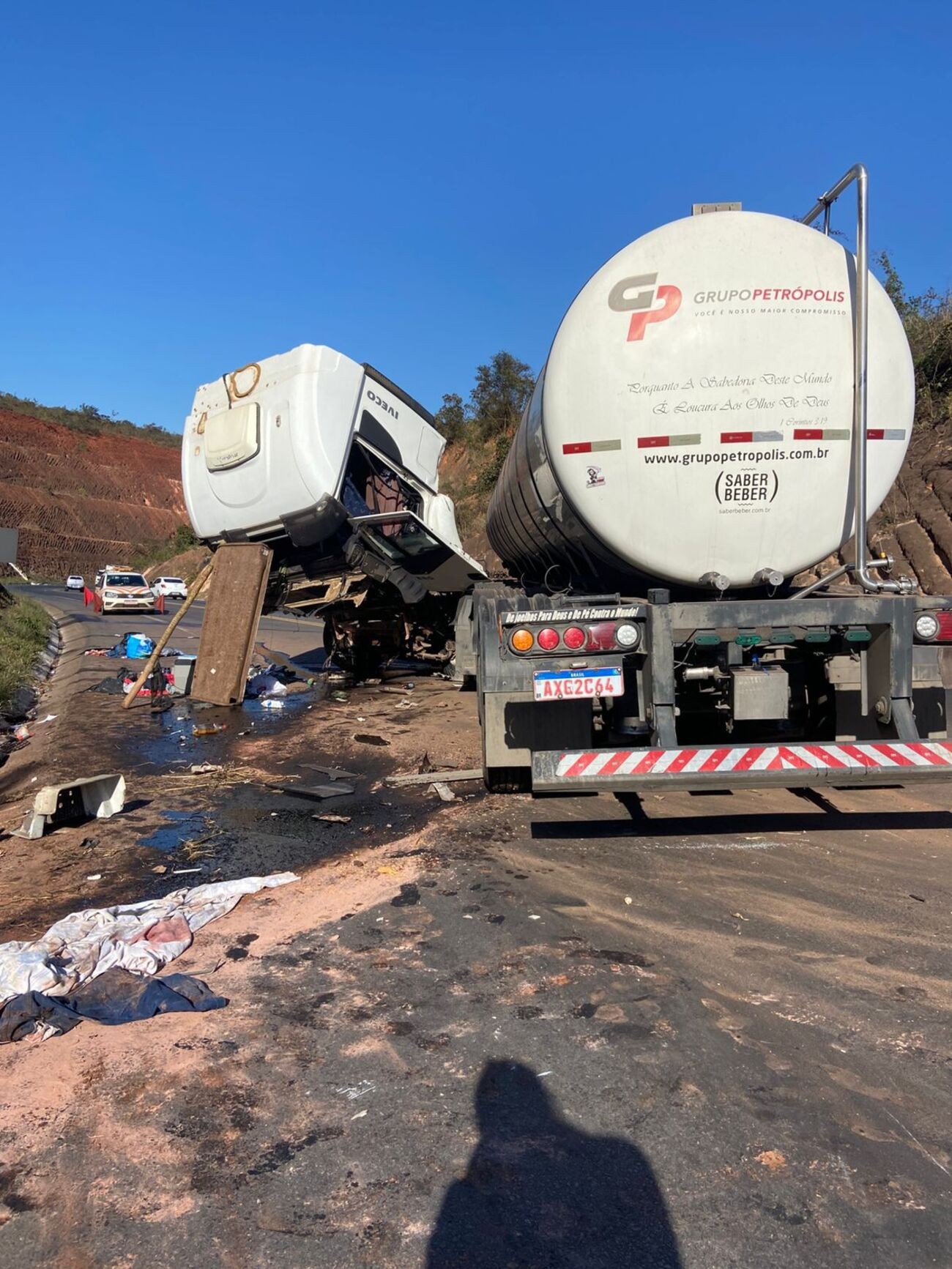 Mulher e menino são ejetados de carreta em acidente na BR-251