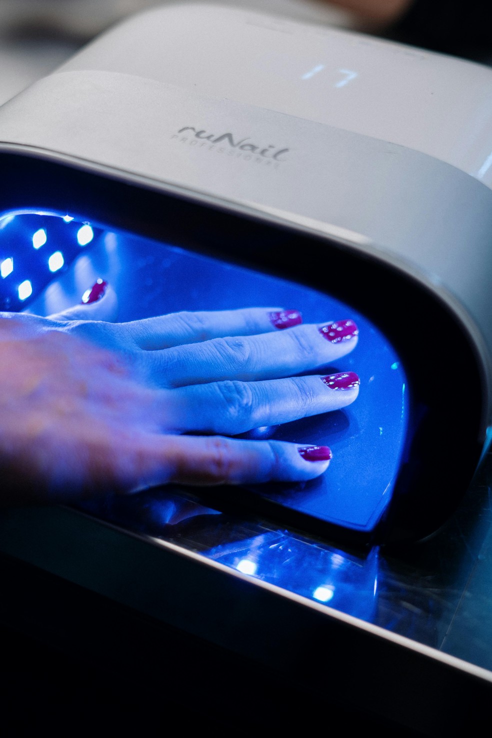 Dermatologistas afirmam que a técnica da esmaltação em gel enfraquece as unhas. — Foto: Pexels