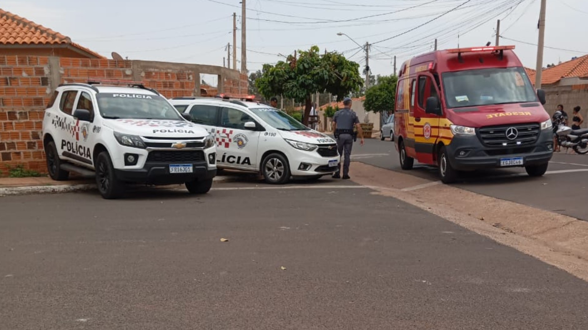 Mulher é encontrada caída em quintal após ser esfaqueada em Penápolis; namorado é suspeito da agressão 