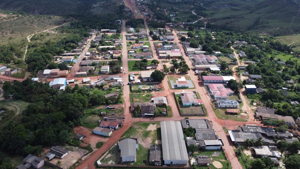 Sede da cidade de Uiramutã, cidade proporcionalmente mais indígena do Brasil, onde nenhuma rua é asfaltada — Foto: Josivan Antelo/Rede Amazônica