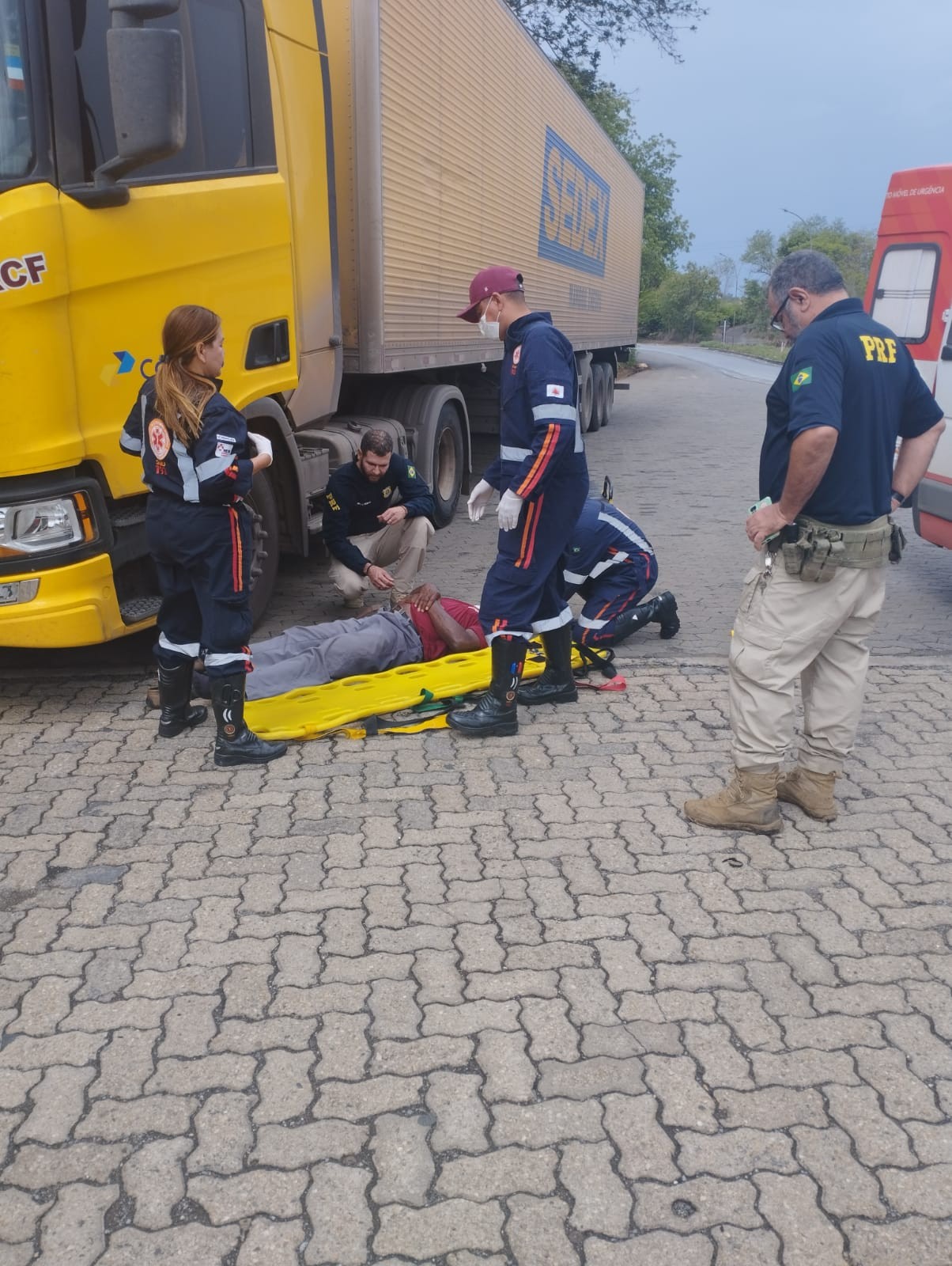 Motorista cai de caminhão ao verificar barulho e fica gravemente ferido na BR-251