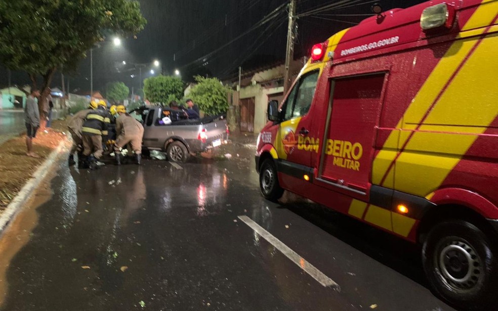 Acidente aconteceu por volta das 23h30 deste domingo (20), em Mineiros, Goiás — Foto: Divulgação/Bombeiros