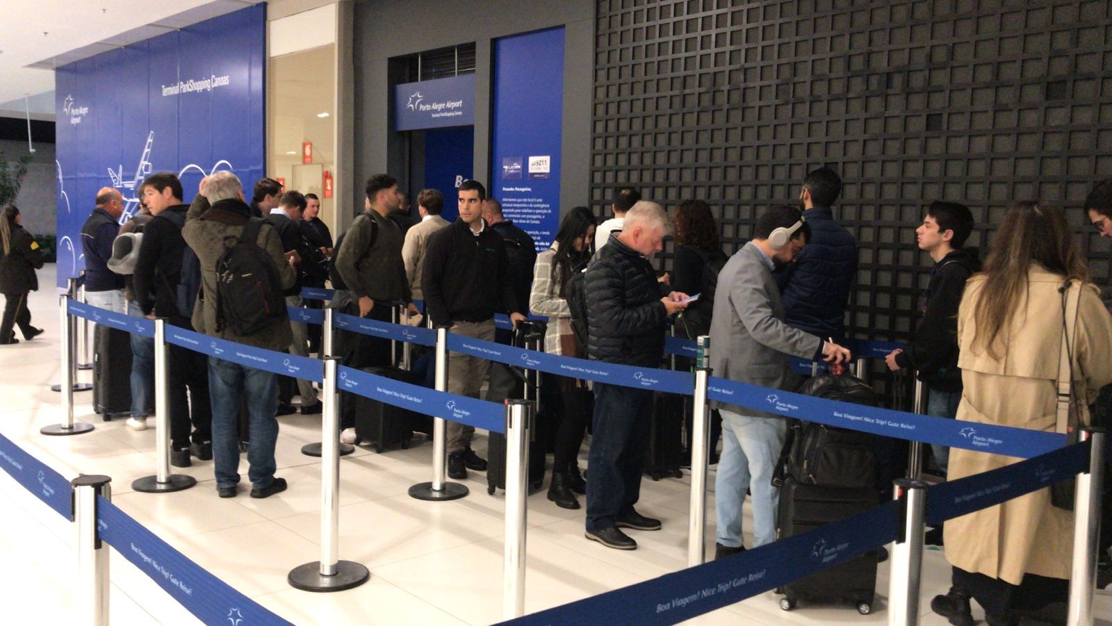 Base aérea em Canoas recebe 1º voo comercial após inundação no aeroporto de Porto Alegre; shopping vira ponto de embarque
