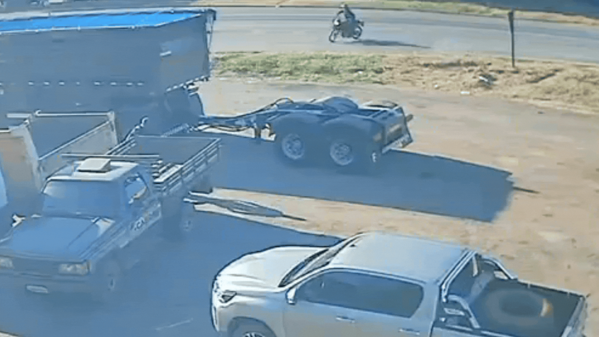 VÍDEO: Motociclista inabilitado é arremessado por carro ao tentar atravessar BR-040 de forma irregular em MG