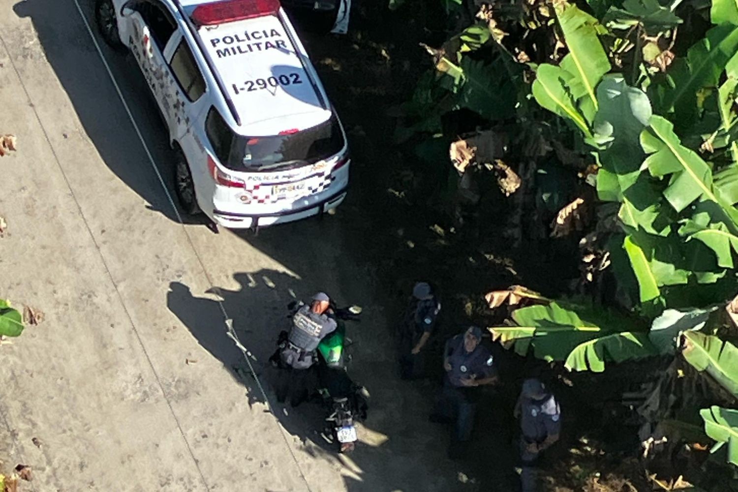 Trio é detido após roubar motos e ser perseguido pelo helicóptero Águia no litoral de SP; VÍDEO