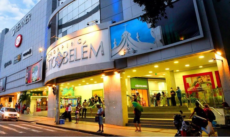 Vestidos de policiais, criminosos assaltam joalheria em shopping no centro de Belém e fogem de moto