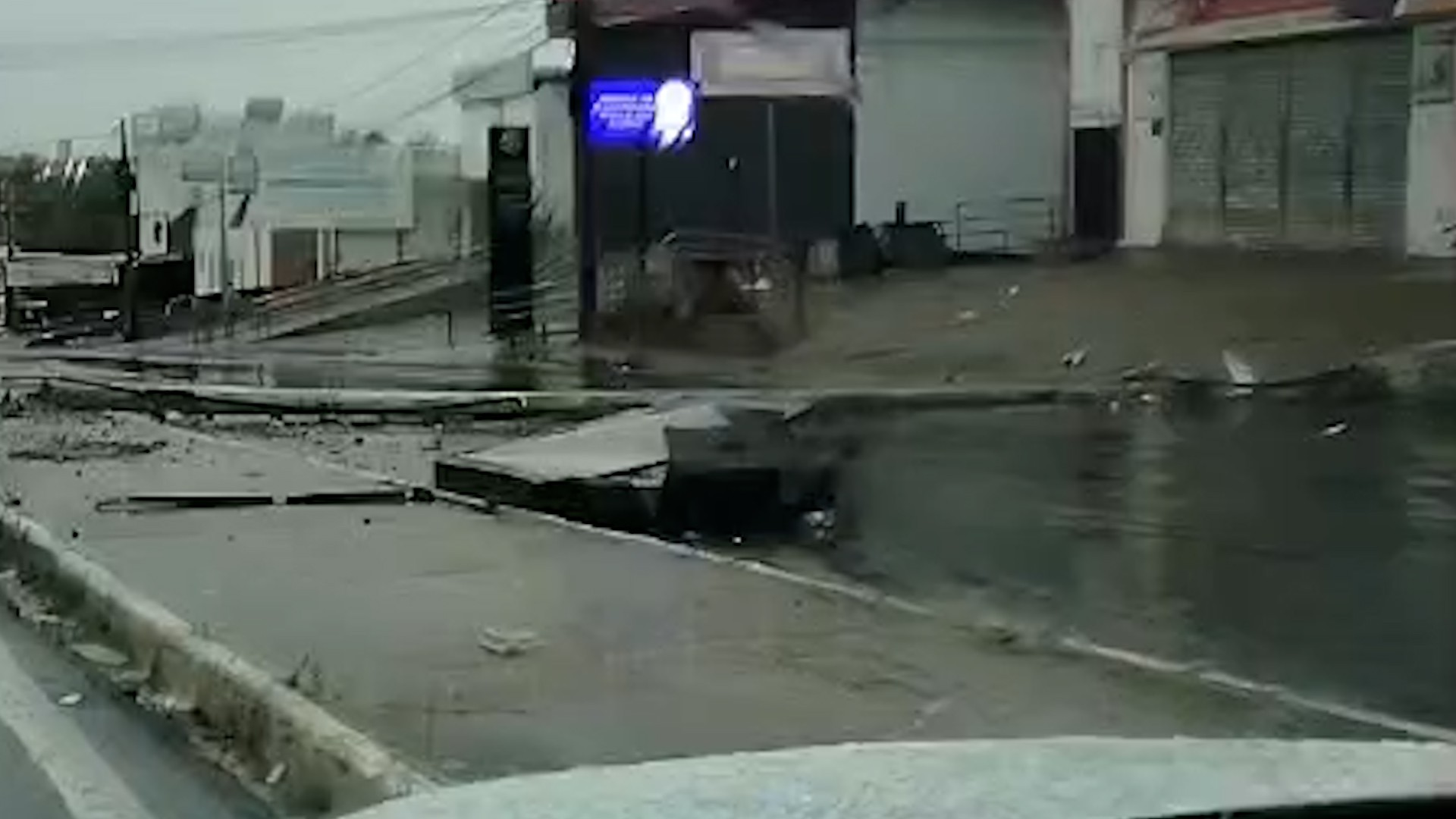 VÍDEO: Poste de iluminação pública e placa de publicidade são derrubados na Av. Jerônimo de Albuquerque, em São Luís, e interditam via