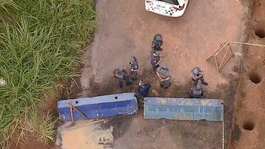 Corpo de empresário achado em buraco de 3 m de profundidade estava sem calça e não tinha marcas de agressão