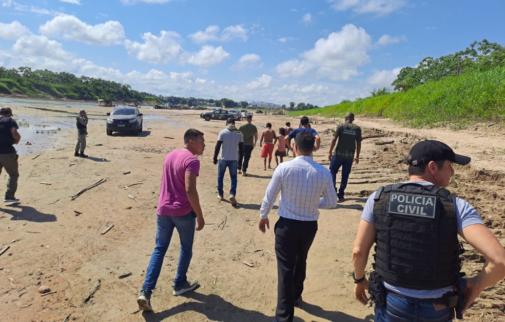 Corpo de indígena foi achado dentro de uma canoa às margens do Rio Envira, em Feijó — Foto: Arquivo/Polícia Civil 