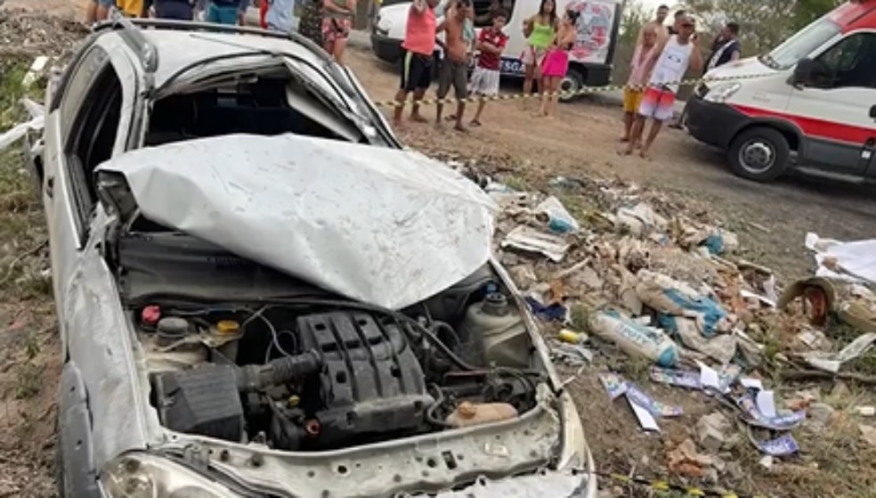 Carro capotou e o corpo de Ítalo foi arremessado para fora na BA-409 — Foto: Reprodução/TV Subaé