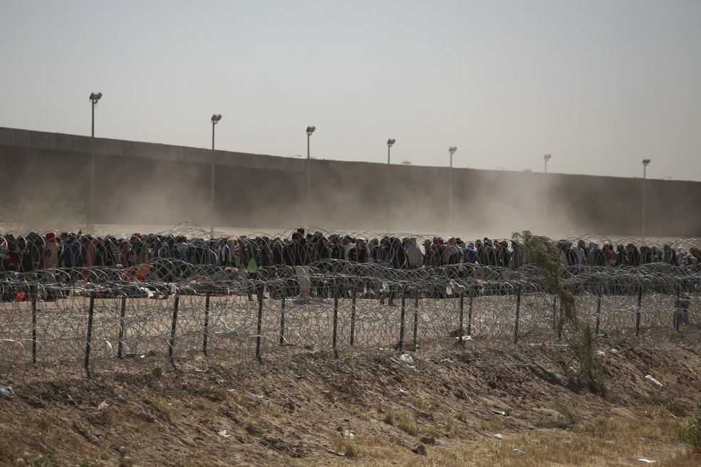 Migrantes se organizam em Ciudad Juarez, no México, próximos à fronteira com os EUA — Foto: Christian Chavez/AP