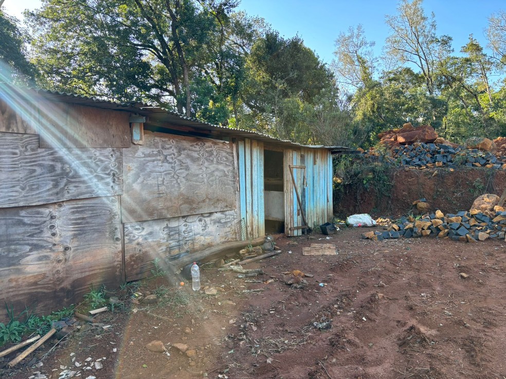 Trabalhadores eram mantidos em alojamento com condições precárias, segundo delegado — Foto: Polícia Civil