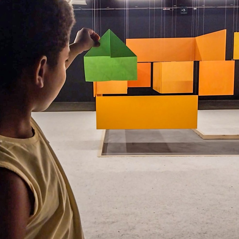 Criança segura dobradura de papel. — Foto: Divulgação CCBB