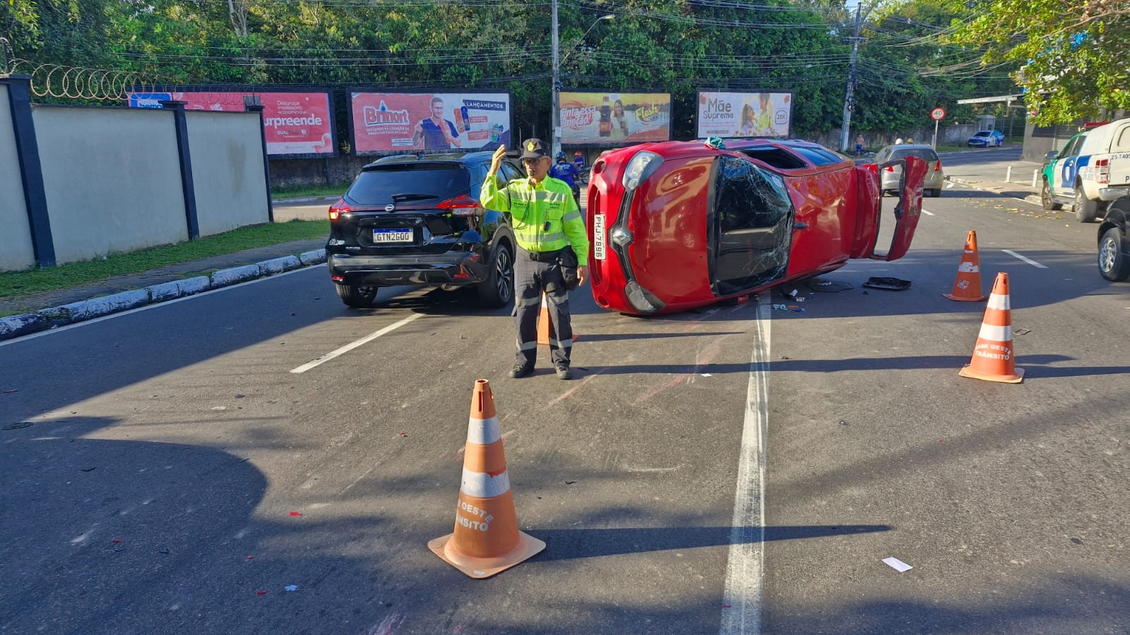 Carro capota e motorista fica ferido na Avenida São Jorge, em Manaus