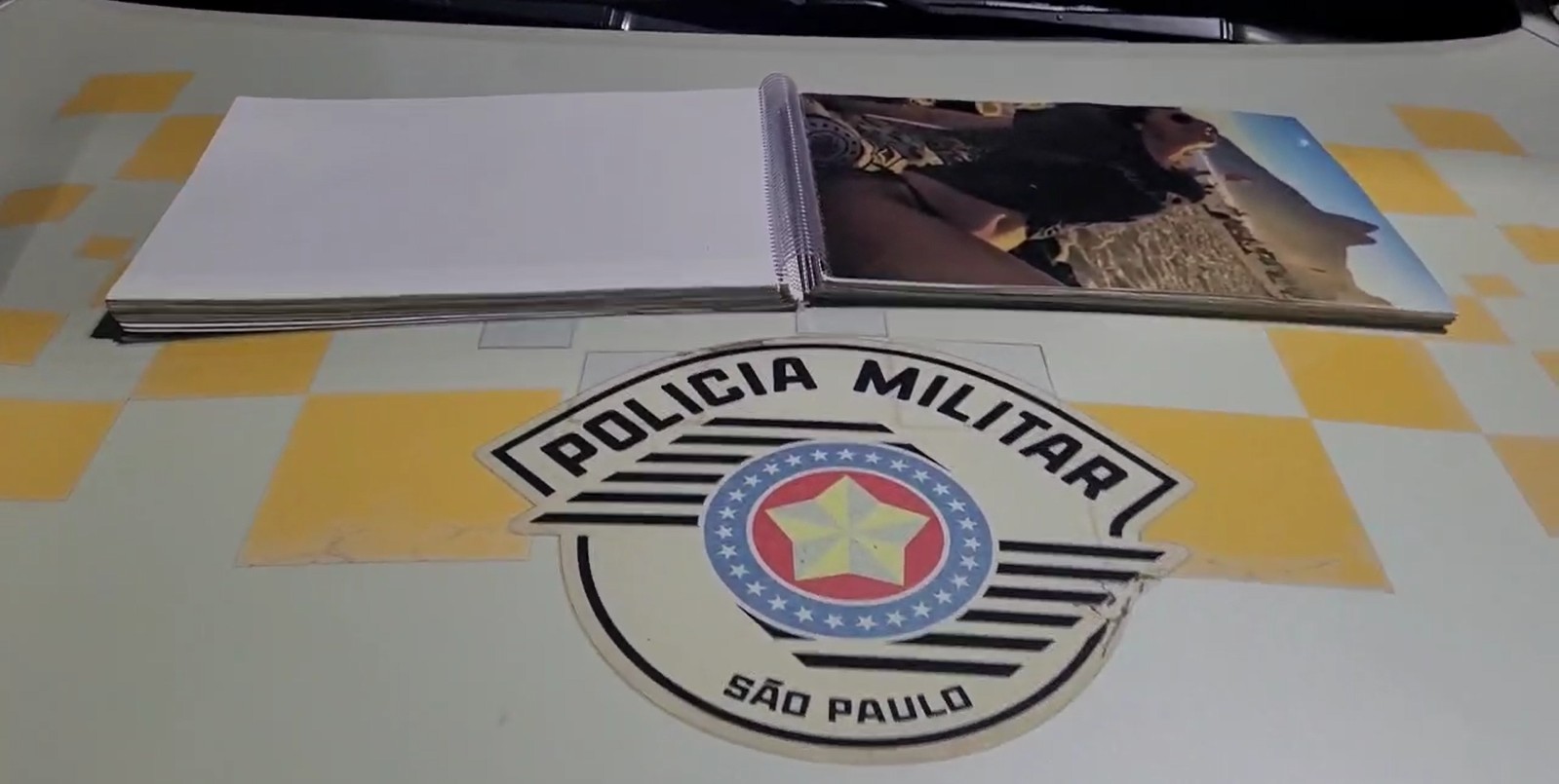 Boliviana com criança de quatro anos é detida com drogas escondidas nas folhas de um livro no interior de SP