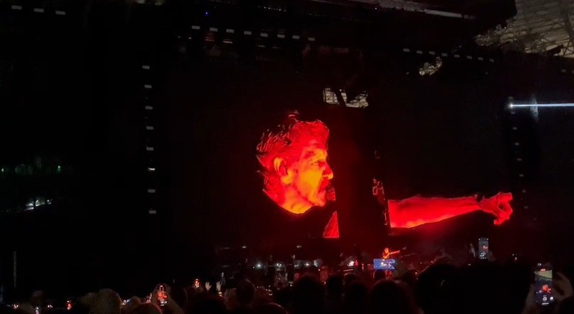  Roger Waters exibe telão que chama Joe Biden de 'criminoso de guerra' em show em Porto Alegre