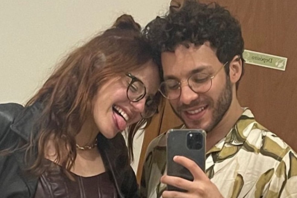 Cantora e atriz Cella ao lado do ator Matheus Sabbá, que morreu aos 30 anos. — Foto: Reprodução/Redes Sociais