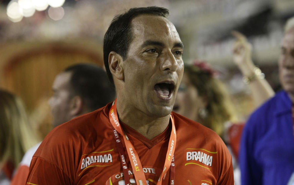 O ex-jogador Edmundo canta durante apresenta&ccedil;&atilde;o da Salgueiro, terceira a desfilar nesta segunda-feira (20). &mdash; Foto: Rodrigo Gorosito/G1