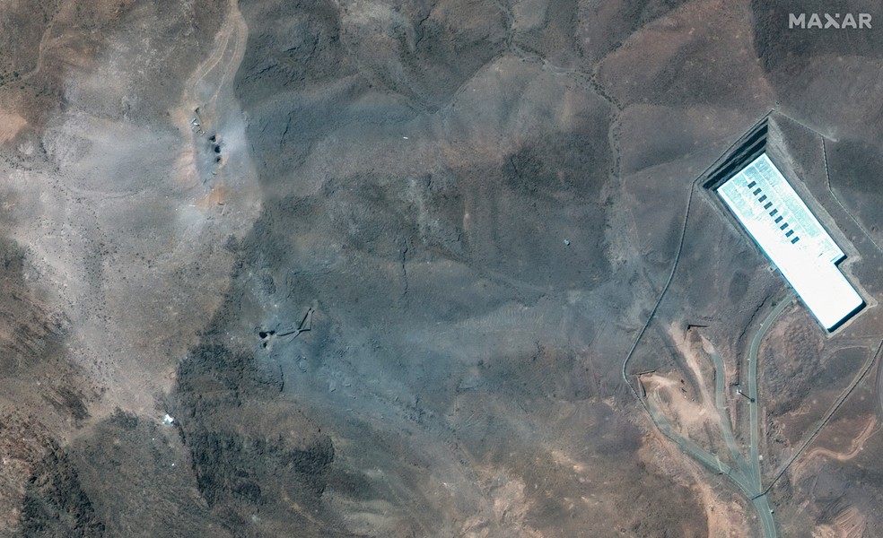 Imagem de satélite mostra de perto a encosta do complexo subterrâneo de Fordow após ataque dos EUA. — Foto: MAXAR TECHNOLOGIES/via REUTERS