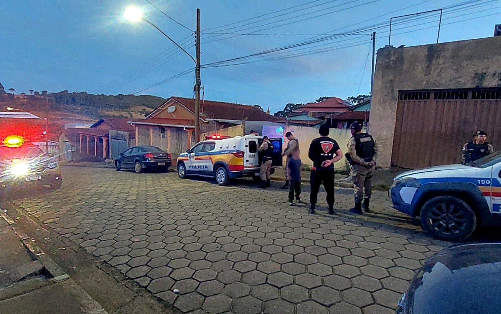 Mulher encontrada em estado grave denuncia estupros e quatro homens são presos em MG
