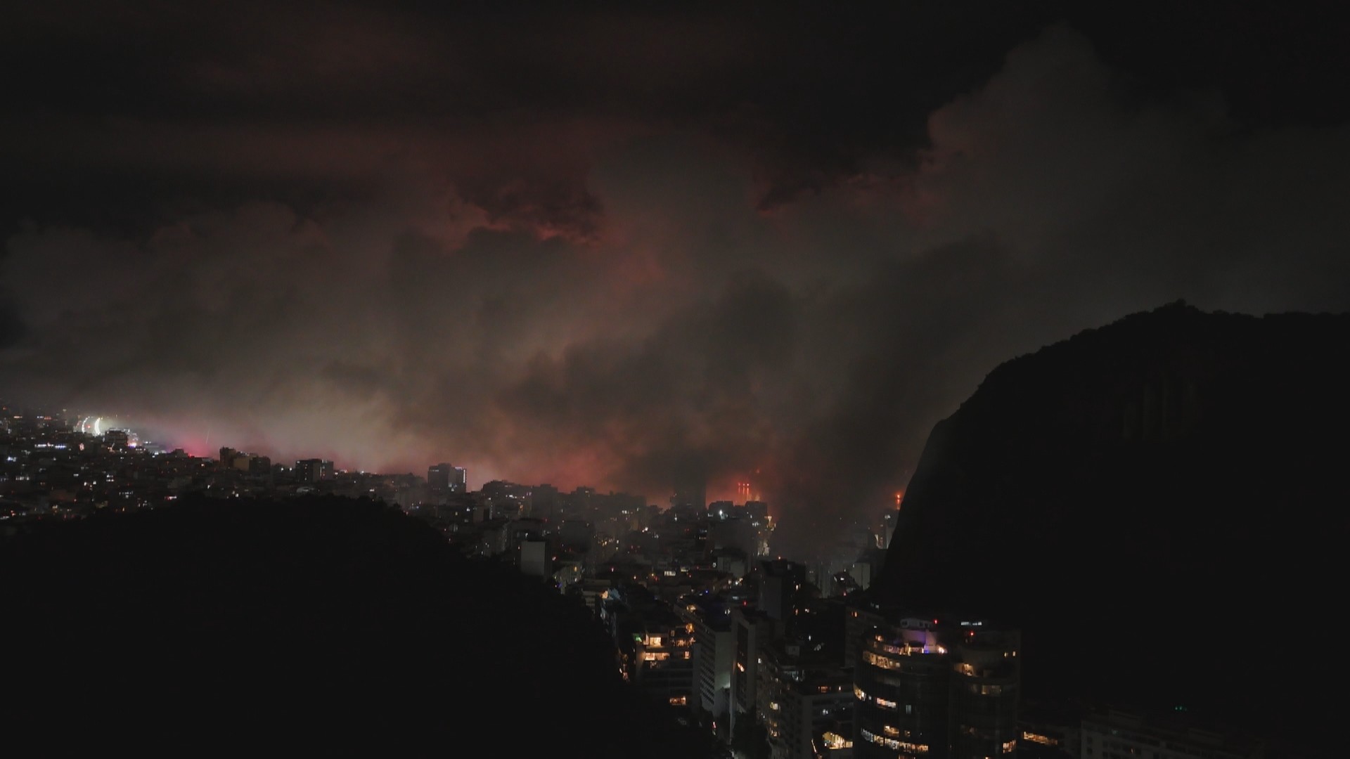 'Muita fumaça mesmo', diz Paes sobre fogos de Copacabana; organização culpa umidade do ar