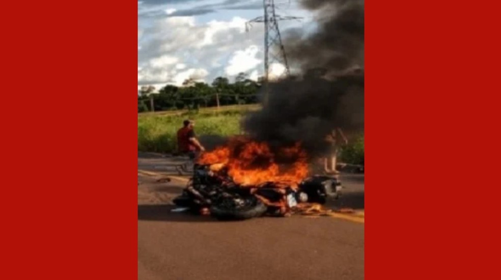 As motos das vítimas pegaram fogo após a batida na MT-170 — Foto: Reprodução