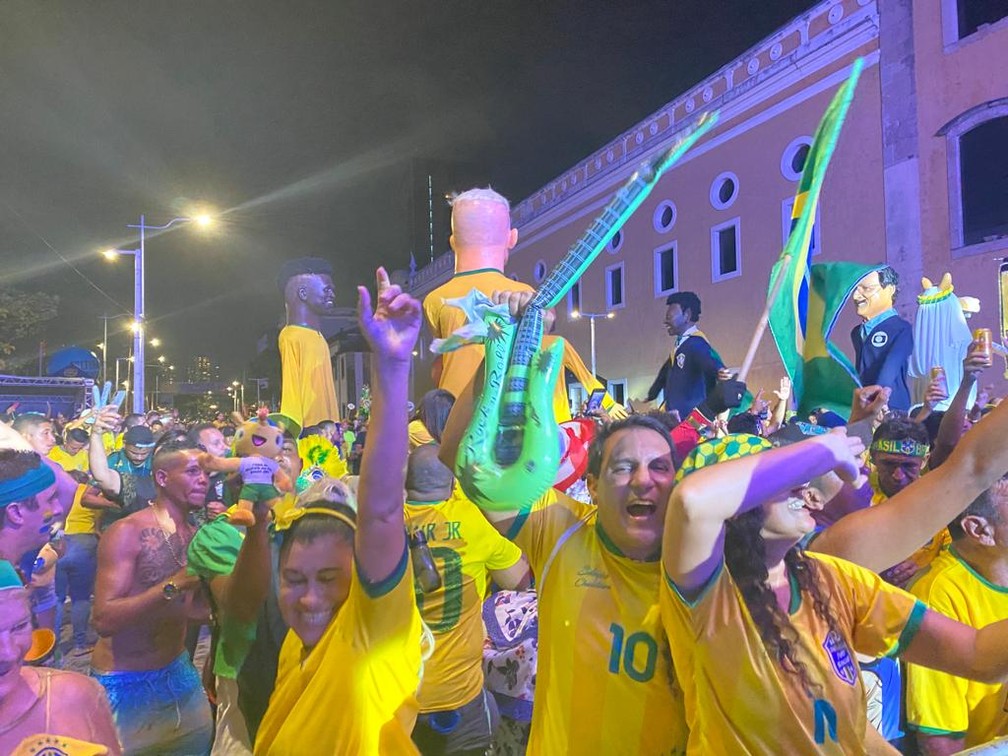 Bonecos gigantes animam torcedores no jogo entre Brasil e Sérvia