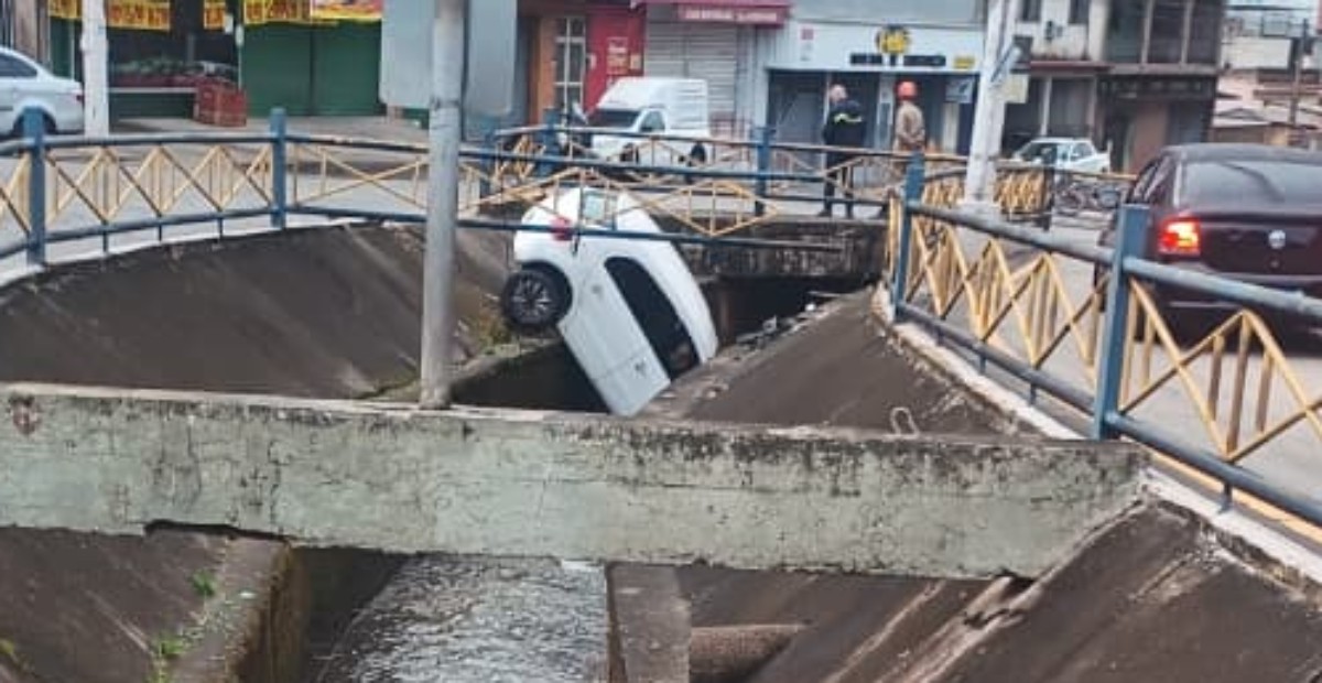 Carro perde freio e cai dentro de córrego em Volta Redonda 
