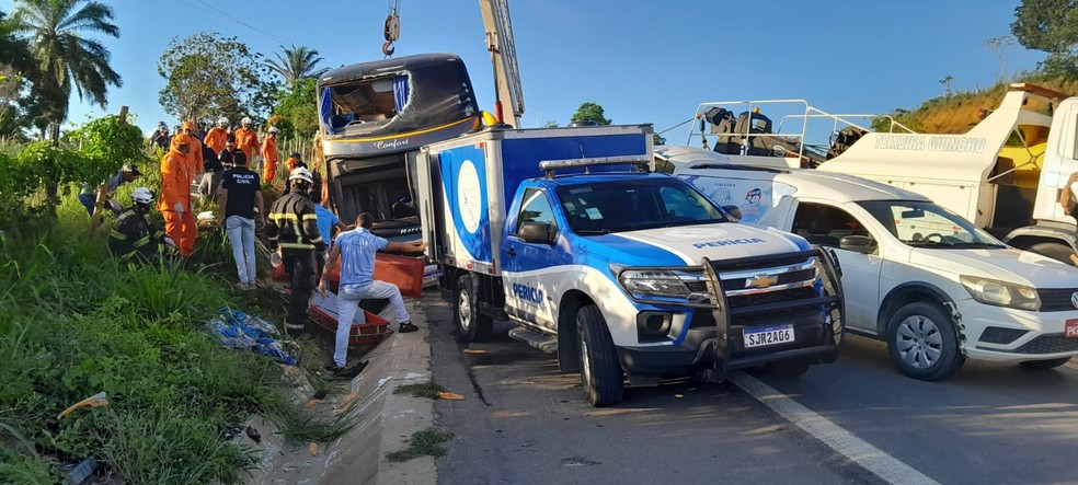 Oito pessoas morrem e 23 ficam feridas após ônibus de turismo tombar em rodovia do extremo sul da Bahia — Foto: Lênio Cidreira / Liberdade News