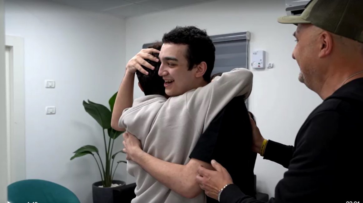 Após ser libertado pelo Hamas, refém israelense-americano se reencontra com a família