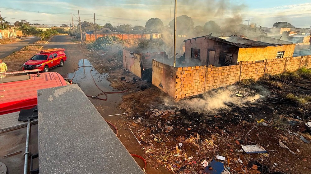 Casa é destruída após fogo de queimada em lote se espalhar e atingir imóvel em Araguari