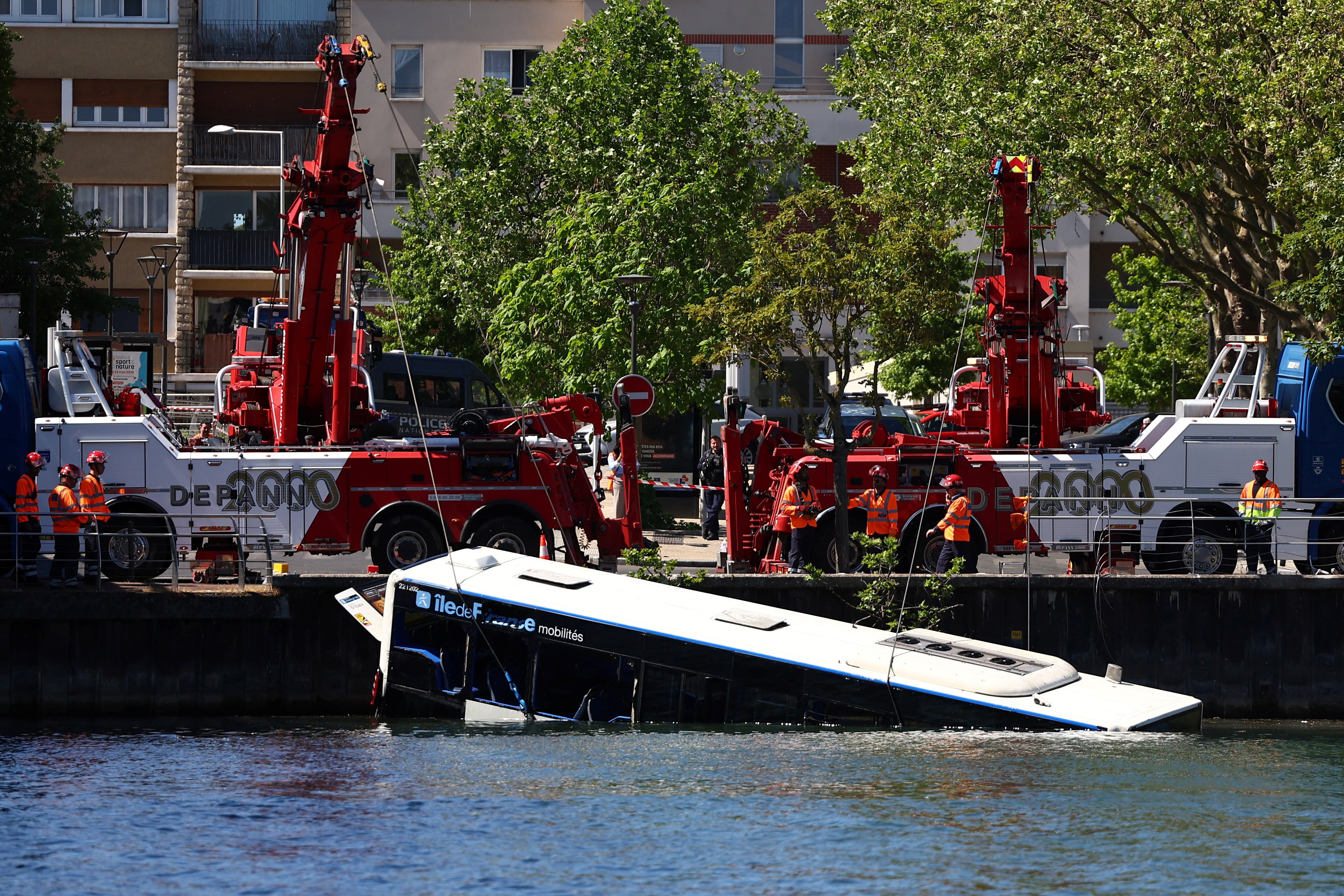 Ônibus cai no rio Sena, em Paris, e passageiros são resgatados 