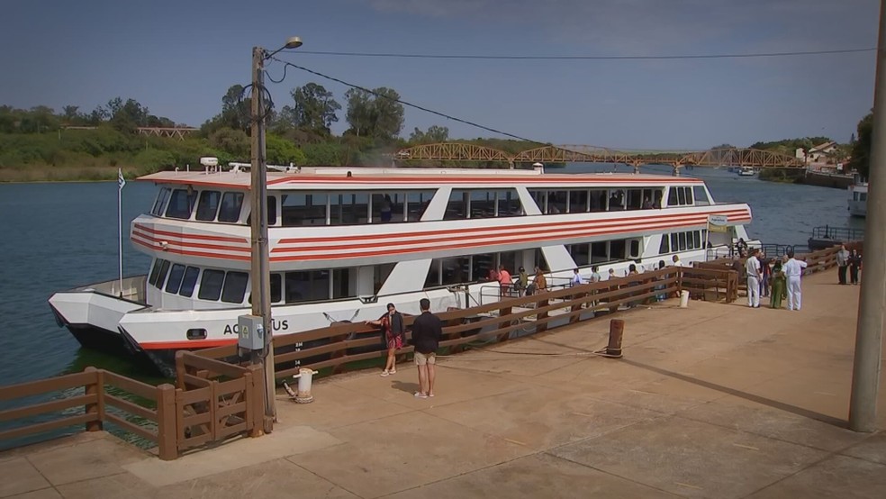 Em Barra Bonita, o passeio de barco é a atração mais procurada — Foto: Reprodução/TV TEM
