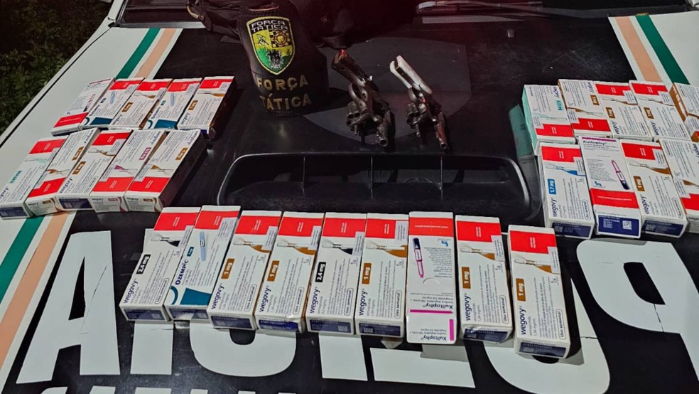 Adolescente e comparsa roubaram 26 caixas de canetas emagrecedoras e 3 caixas de insulina em farmácia de Fortaleza — Foto: PMCE
