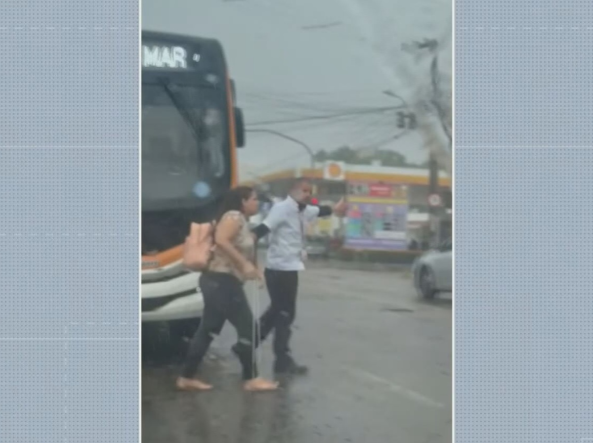 Motorista desce de ônibus e ajuda passageira cega a atravessar avenida em meio à chuva; VÍDEO