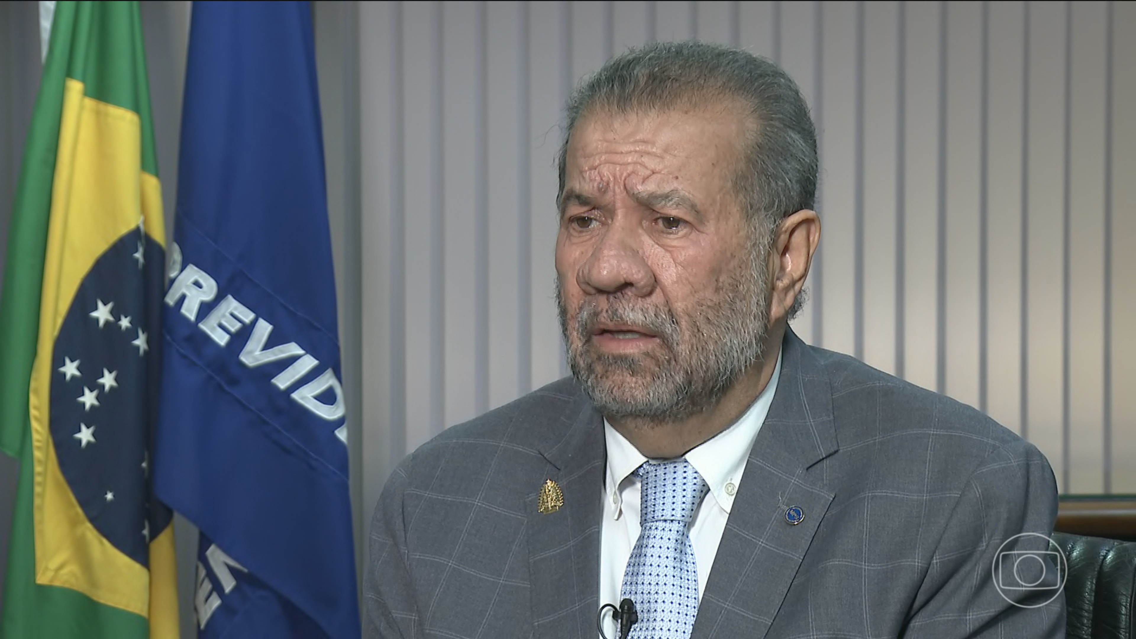 Carlos Lupi deixa Ministério da Previdência após escândalo da fraude no INSS