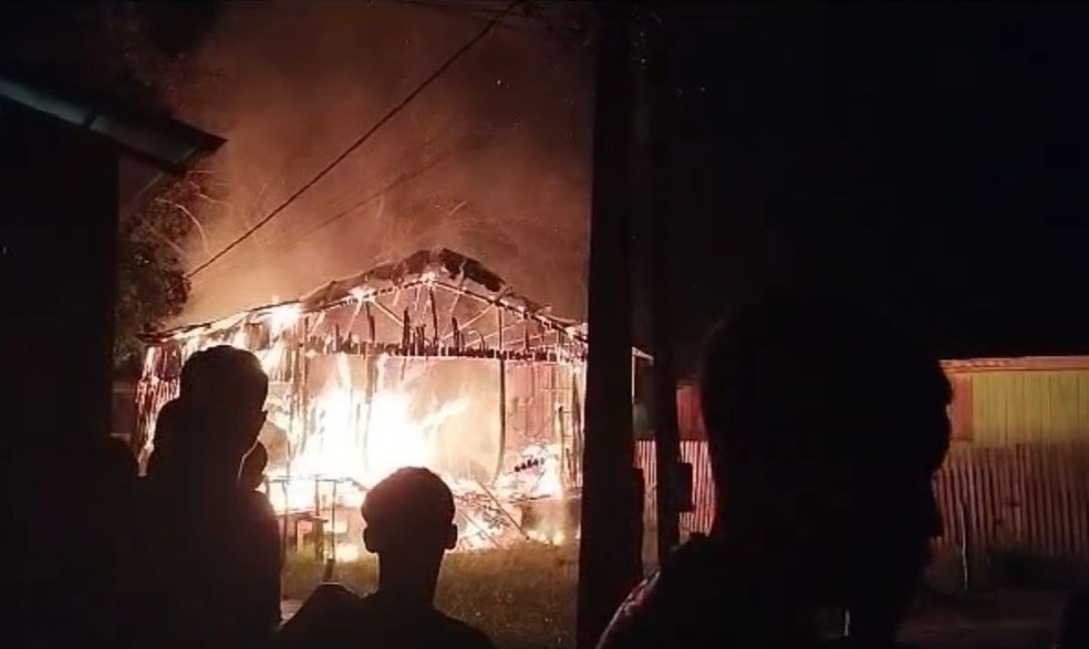 Em menos de 24h, mais um incêndio destrói casa em Cruzeiro do Sul — Foto: Arquivo pessoal