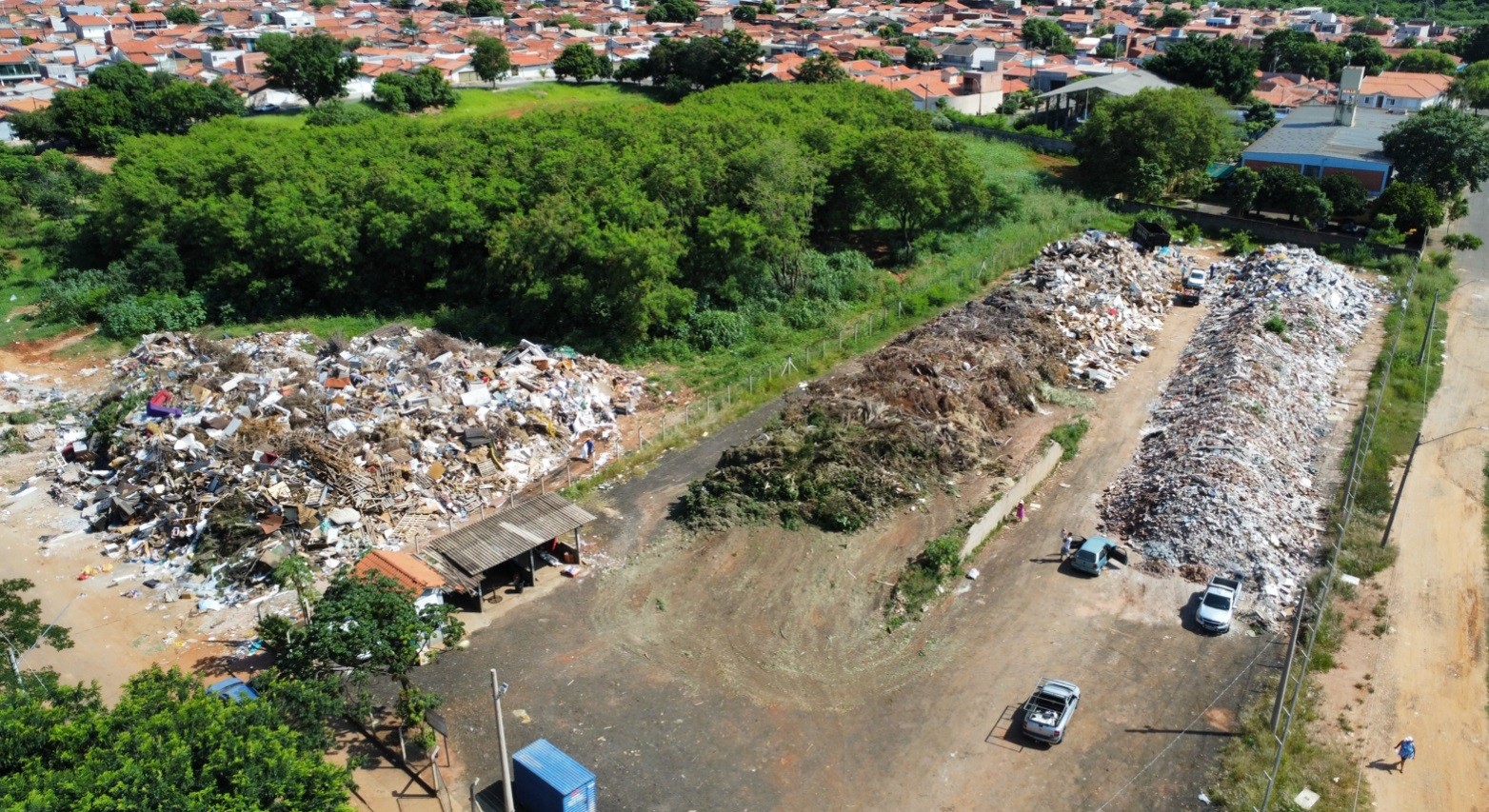 Sem coleta, ecopontos têm 'montanha' de materiais acumulados em Piracicaba e moradores reclamam