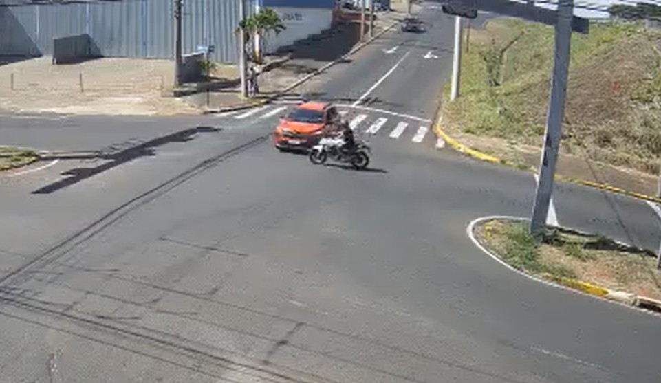 VÍDEO: motociclista fica gravemente ferido ao ser atingido por carro em cruzamento de Votuporanga